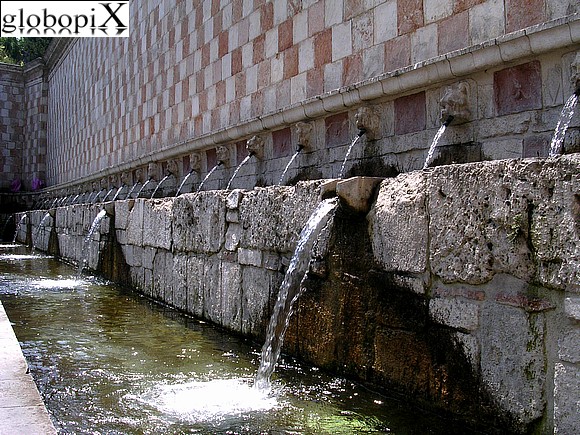 Fontana delle 99 Cannelle