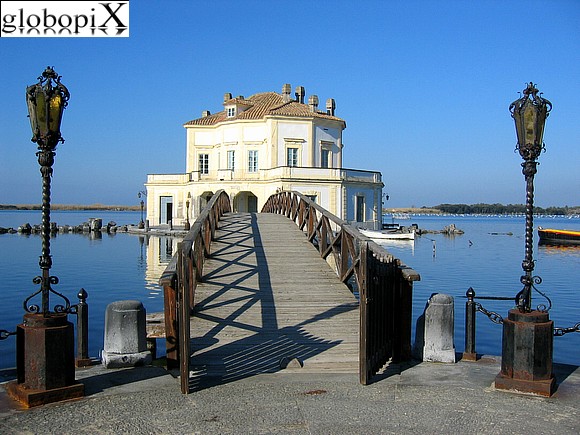 Campi Flegrei - Casino Reale del lago di Fusaro