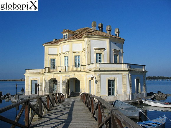 Campi Flegrei - Casino Reale del lago di Fusaro