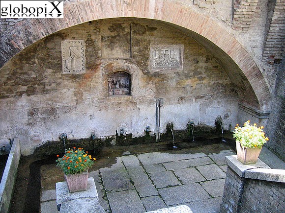 Fontana a cannelle multiple