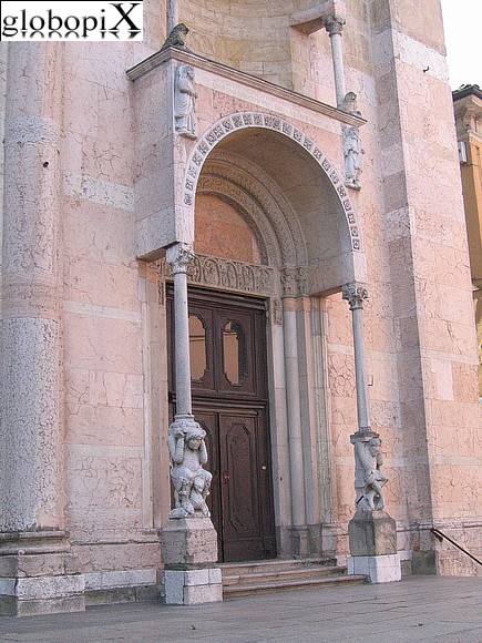 Piacenza - Duomo di Piacenza's side portal 