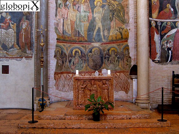 Interno del Battistero di Parma