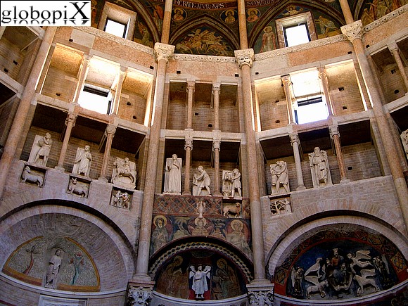 Interno del Battistero di Parma
