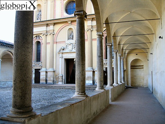 Piacenza - San Sisto courtyard with porticoes on three side