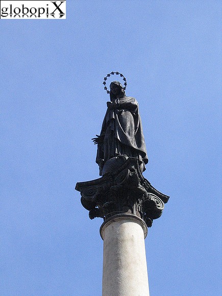 Piacenza - Vergine statue
