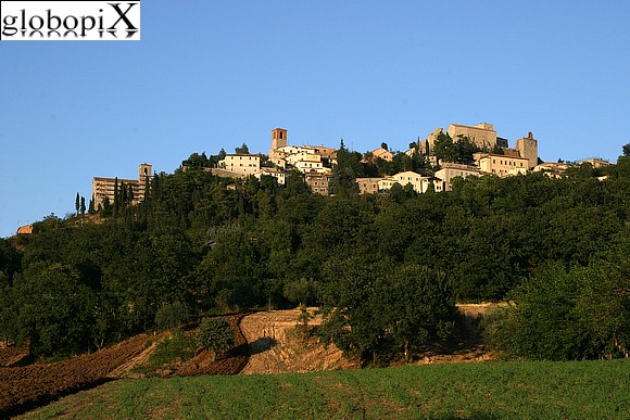 Vista del borgo dalla pianura