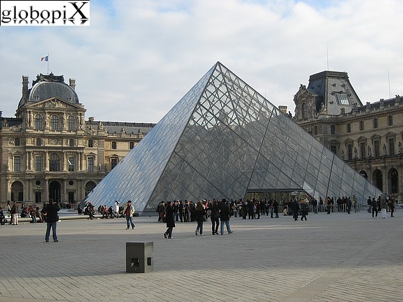 Piramide del Louvre