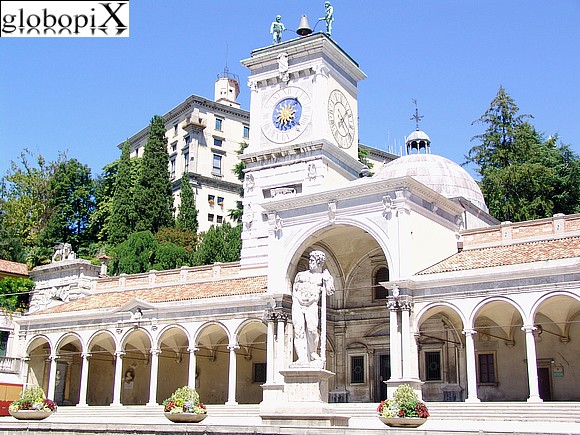 Loggia di San Giovanni e Castello di Udine sullo sfondo - Clicca sulla foto per aprire la gallery sulla città di Udine