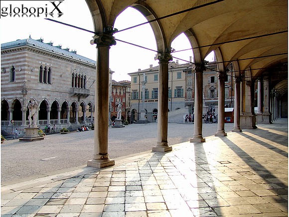 Piazza della Libert� - Loggia del Lionello