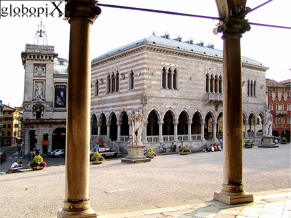 Piazza della Libert� - Loggia del Lionello