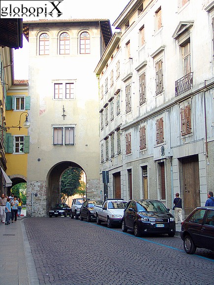 Porta Via Manin