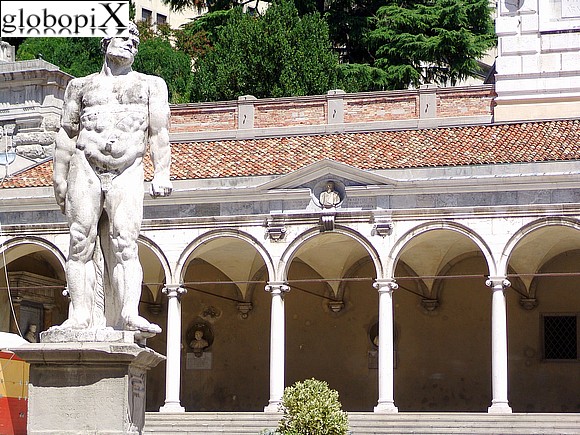 Udine - Piazza della Libert� - Statua di Caco