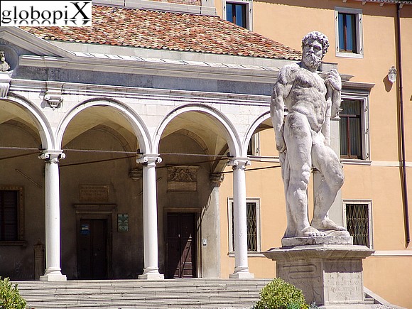 Udine - Piazza della Libert� - Statua di Ercole