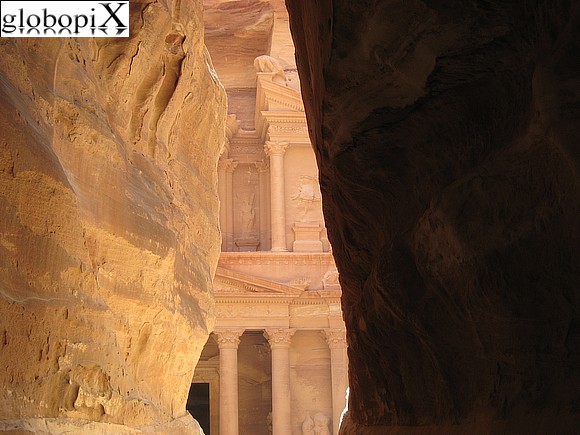 Petra - Il Deir tra le rocce di Petra