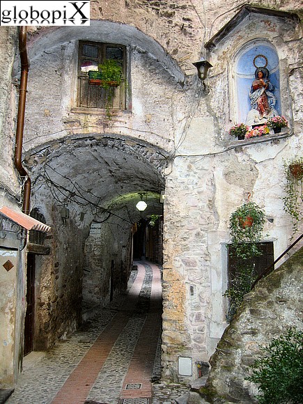 Un carruggio a Dolceacqua