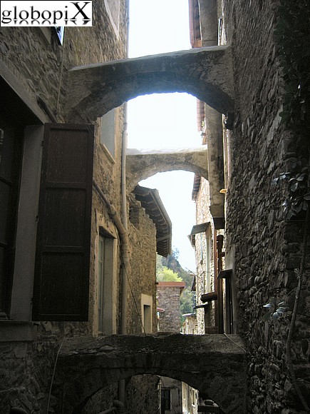 Arcate tra i carruggi