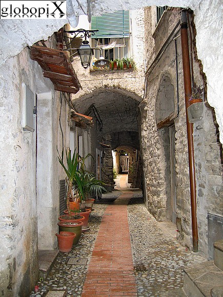 Carruggio nel borgo di Dolceacqua