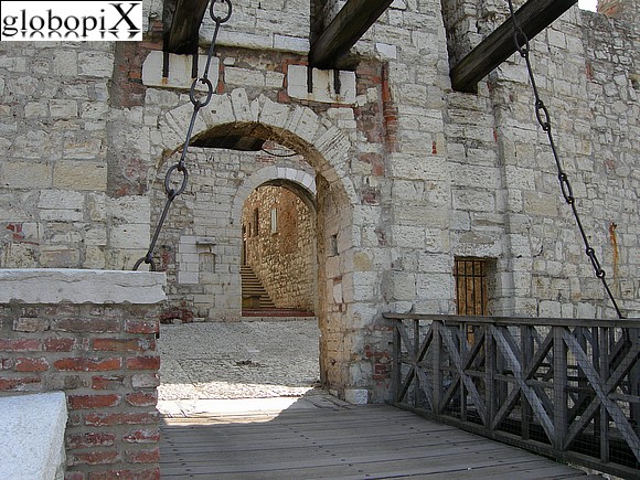 Il Castello - Ponte levatoio e portale