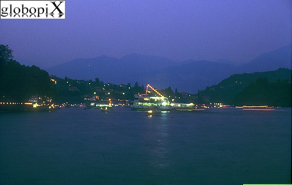 Panorama del lago di Como di notte
