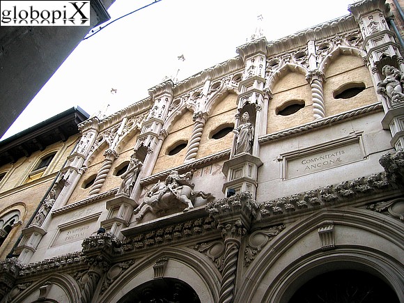 Loggia dei Mercanti