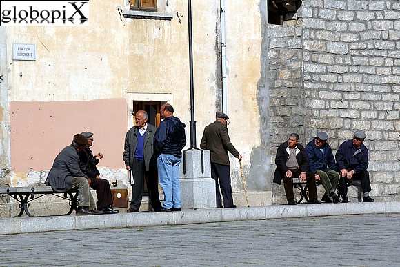 Arzachena - Gente in Piazza Risorgimento ad Arzachena