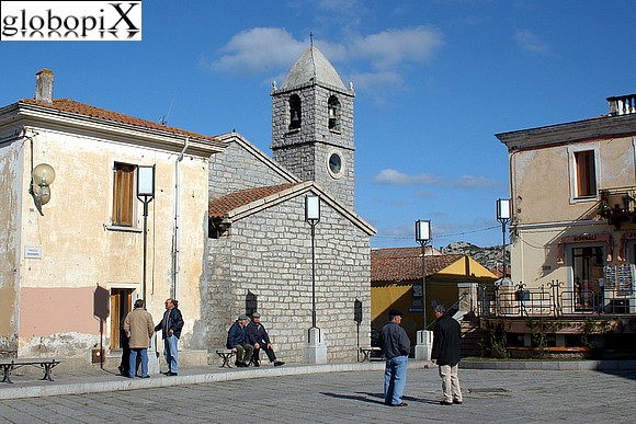 Arzachena - Gente in Piazza Risorgimento ad Arzachena