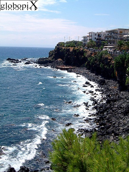 La spiaggia di Aci Castello