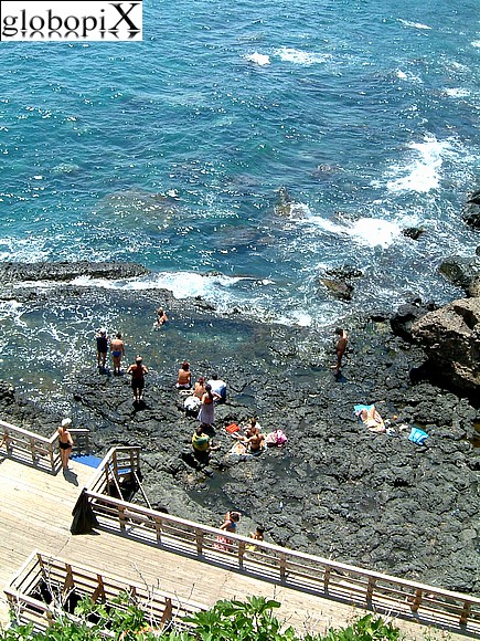 La spiaggia di Aci Castello