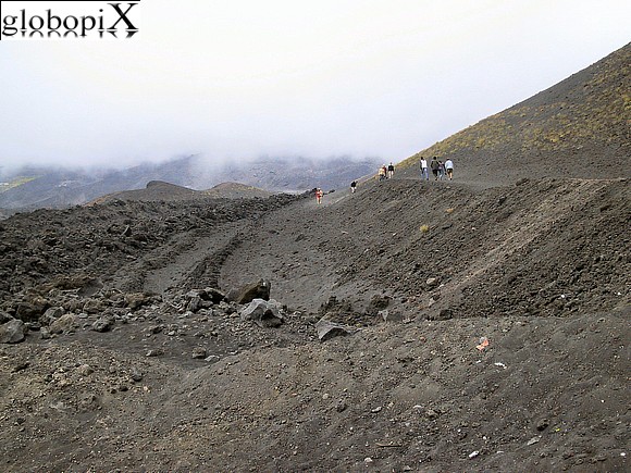 Sentiero verso la funivia dell'Etna