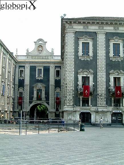 Catania - Piazza Duomo con Porta Uzeda