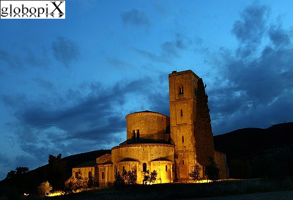 Abbazia San Antimo di sera