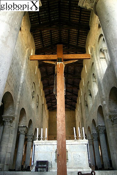 Abbazie Toscane - Interno dell'Abbazia di San Antimo