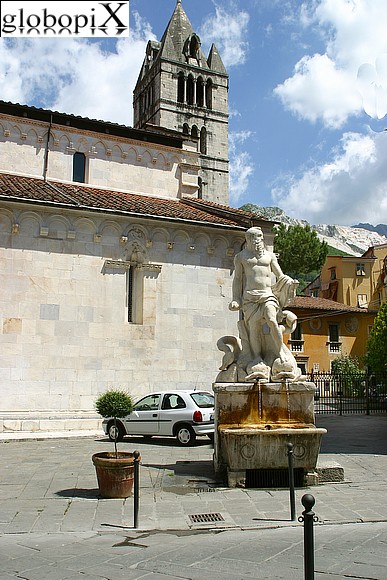 Massa e Carrara - Il Duomo di Carrara e fontana del Gigante