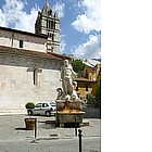 Il Duomo di Carrara e fontana del Gigante