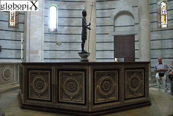 Pisa - La fonte battesimale del Battistero