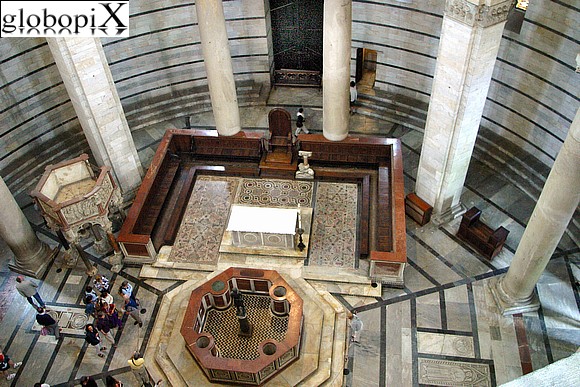 Interno del Battistero di Pisa