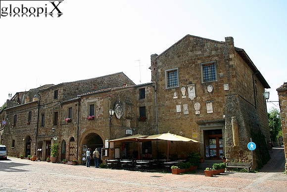 Pitigliano - Palazzo Pretorio e Loggetta del Capitano