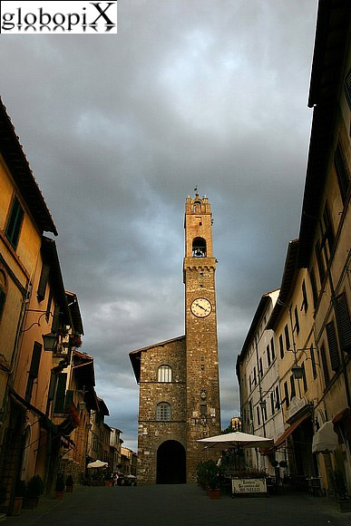 Palazzo dei Priori in Piazza del Popolo