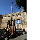 Porta Nuova con antica catapulta