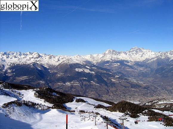 Piste di Pila e panorama delle Alpi