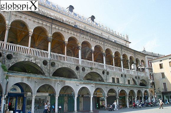 Piazza della Frutta e Palazzo della Ragione