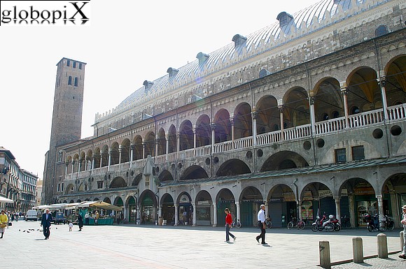 Piazza della Frutta e Palazzo della Ragione