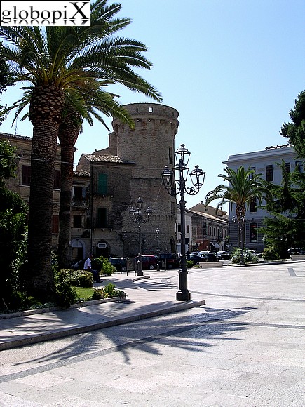 Vasto - Piazza Rossetti e Torre di Bassano