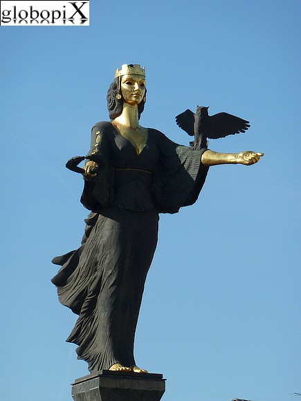 Sofia - Statua di Santa Sofia
