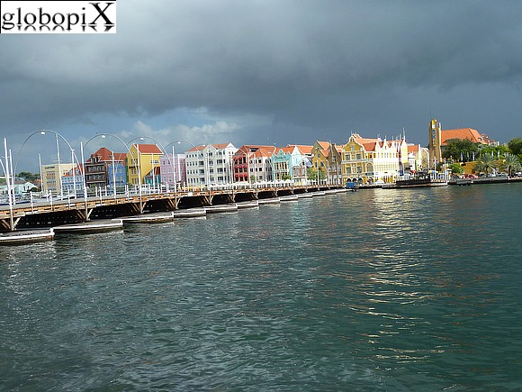 Curacao - Ponte di barche Koningin Emmabrug