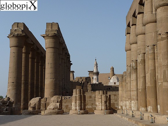Luxor - Colonne e moschea a Luxor