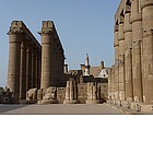 Photo: Colonne e moschea a Luxor