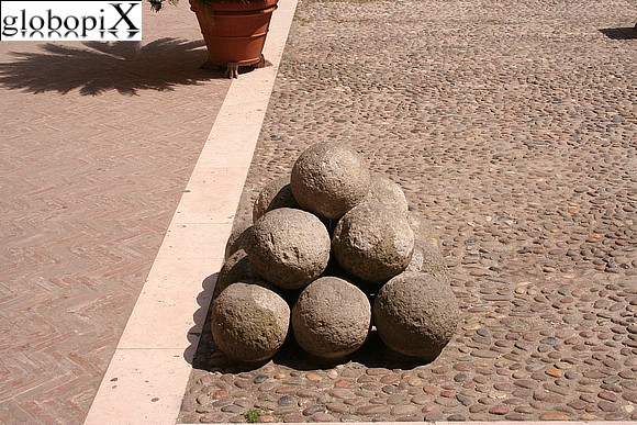 Ferrara - Cannon balls