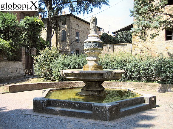 Castell'Arquato - Fontana nel giardino della Rocca