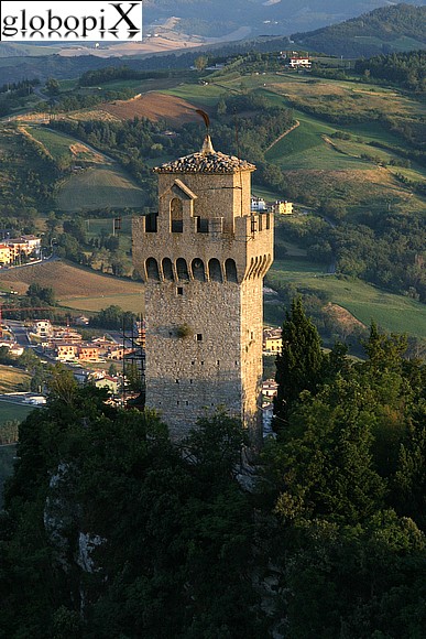 San Marino - La Torre del Montale vista dalla Cesta
